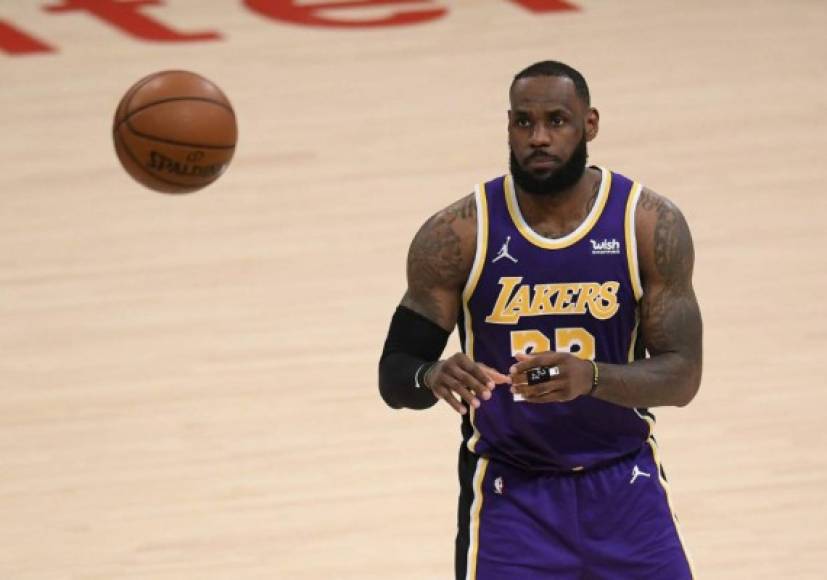 LeBron James es el jugador con mejor contrato en la NBA. En 2019 la revista Forbes había informado que ganaría unos USD 92 millones por temporada, de los cuales 37,4 millones correspondían al sueldo que le paga su equipo.