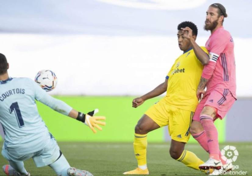 Choco Lozano le ganó el duelo a Sergio Ramos y ante la salida de Courtois decidió pasarle el balón por encima. Una joya de gol del hondureño.