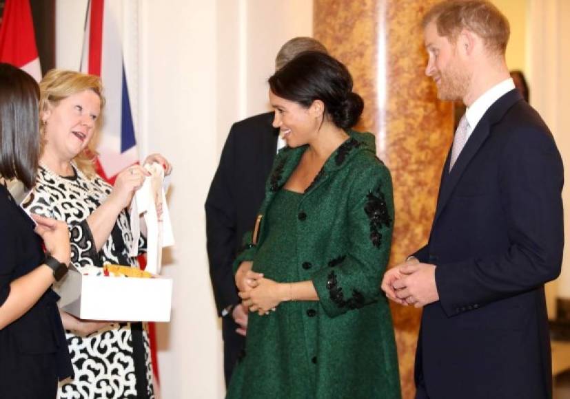 Durante su visita los duques de Sussex recibieron regalos para su retoño de parte de la alta comisionada de Canadá en Reino Unido, Janice Charette.<br/>