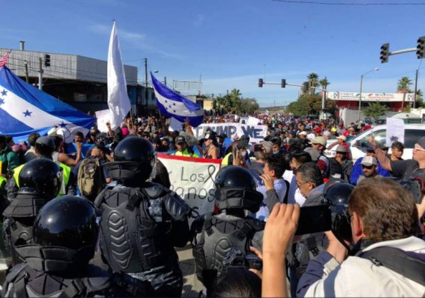 En pocos minutos llegaron al área de El Chaparral, donde había poca presencia de las fuerzas de seguridad, por lo que después de correr algunos kilómetros, alcanzaron la puerta fronteriza y las instalaciones mexicanas de Aduanas, donde normalmente hay elementos efectivos.