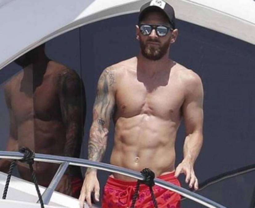Messi alquiló un yate para irse a navegas por las aguas de Ibiza junto a familiares y amistades cercanas. FOTO LECTURAS.COM.