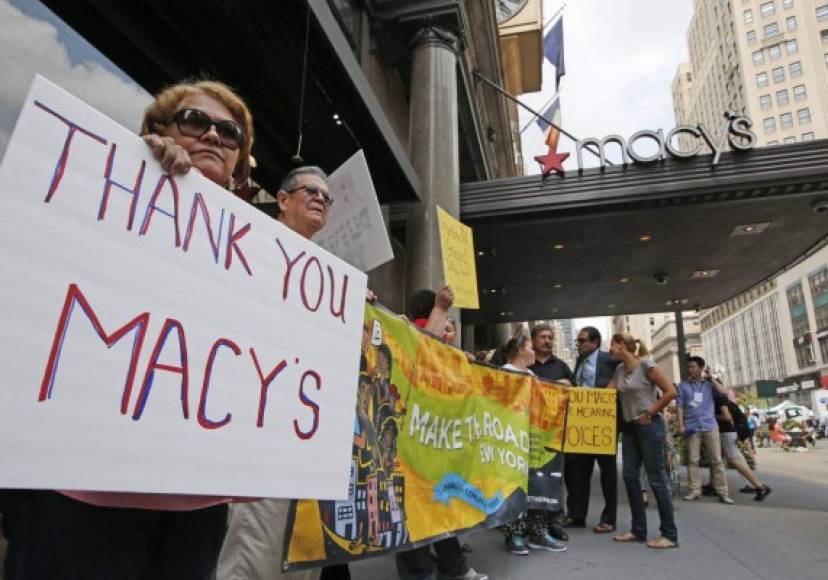 La cadena de almacenes Macy's, que distrubuía una línea de ropa de Trump, anunció que retirará de sus tiendas todos los productos relacionados con el magnate estadounidense.