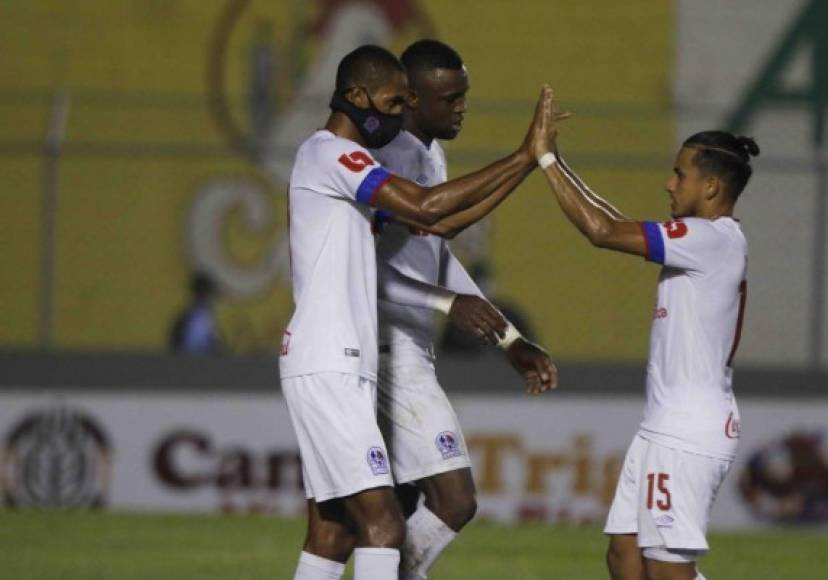 Jerry Bengtson celebrando con Edwin Rodríguez su gol de penal para el 0-3 del Olimpia.