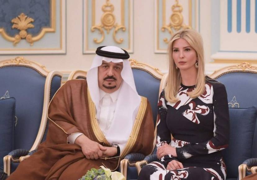 Ivanka Trump, la hija predilecta del presidente estadounidense, también es parte de la comitiva presidencial de EUA en Arabia. Ivanka optó por un vestido de tubo floral hasta las rodillas para acompañar a su padre en Riad.