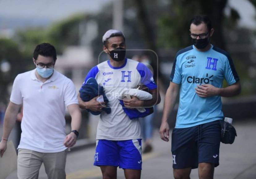 Después de entrenar por una hora en la cancha alterna, Fabián Coito y los seleccionados nacionales se trasladaron al estadio Cuscatlán en donde se llevarían una sorpresa...