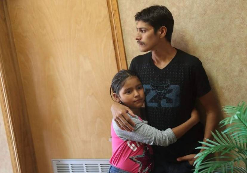 'Son familias que ya fueron reunidas (como el caso del guatemalteco León y su hija Anaveli de 11 años). Aquí no está llegando ningún menor solo. Todas las reunificaciones toman lugar en las instalaciones del ICE (Servicio de Inmigración y Control de Aduanas)', dijo García.
