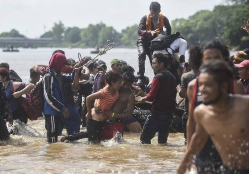 Los migrantes se vieron obligados a saltar de las balsas ante la cercanía del helicóptero que agitaba las aguas.
