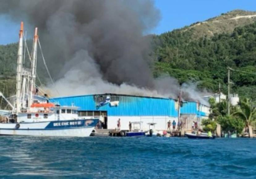 El incendio consumió gran parte de la empresa de mariscos.