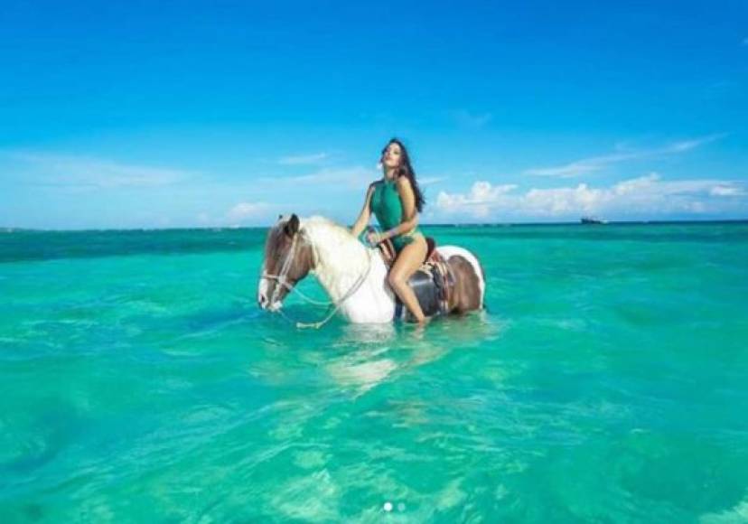 Alejandra mostró en su Instagram su paso por la bella isla de Roatán.