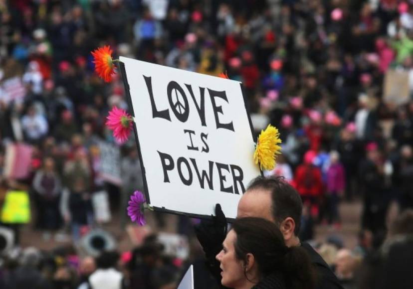 'El amor es poder' se lee en una pancarta de esta pareja en las marchas.