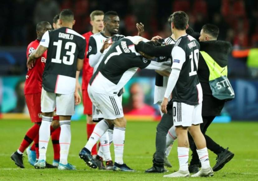El aficionado agarró del cuello a Cristiano Ronaldo y eso no le gustó al portugués.
