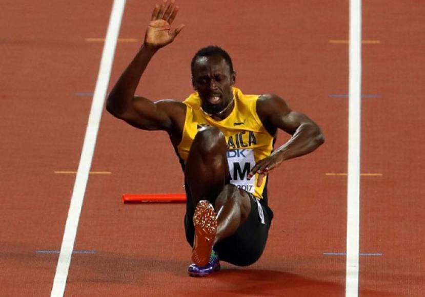 El mejor atleta de todos los tiempos cerraba el relevo de Jamaica y corría hacia su última medalla, que parecía ser de bronce, al ir lejos Gran Bretaña, que se hizo sorprendentemente con el oro, y Estados Unidos, plata. FOTO EFE/EPA/SEAN DEMPSEY