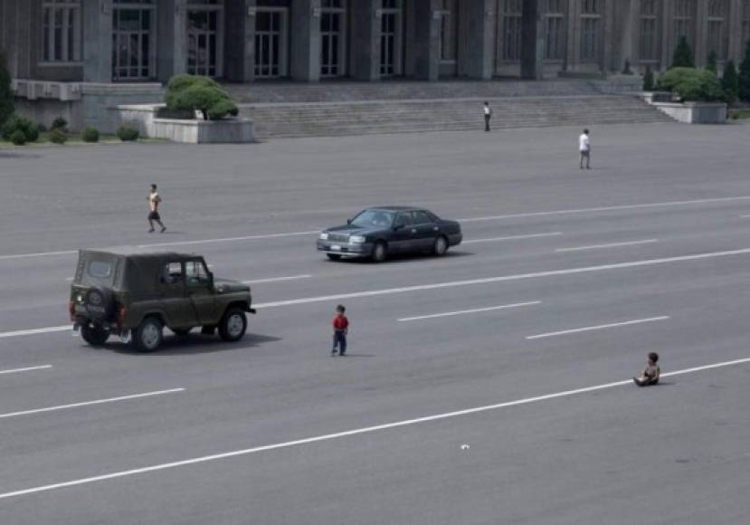 La capital Pyongyang posee grandes avenidas asfaltadas, sin embargo; muy pocas personas cuentan con vehículos. Los que existen generalemente son gubernamentales.