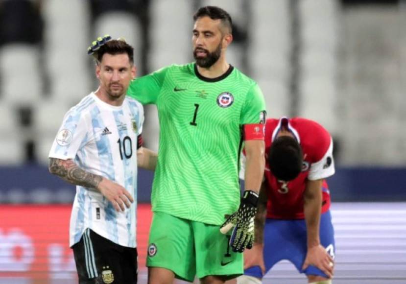 El portero chileno Claudio Bravo le mostró su afecto a Messi. Ambos fueron compañeros en el Barcelona.