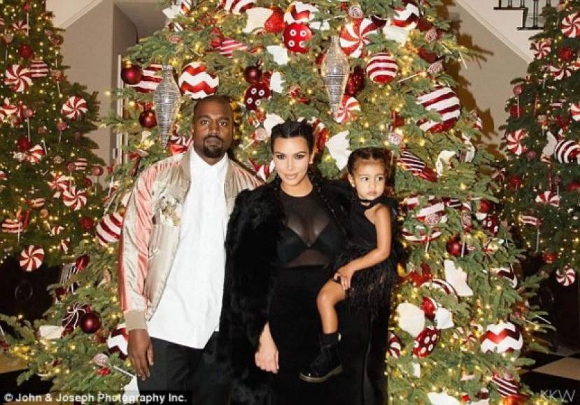 . En un vídeo colgado en kourtneykardashian.com se podían ver los paquetes de regalo -envueltos en papel negro- mientras que una voz en off decía: 'Para Kim, de Kanye. 150 regalos, y seguimos contando'.