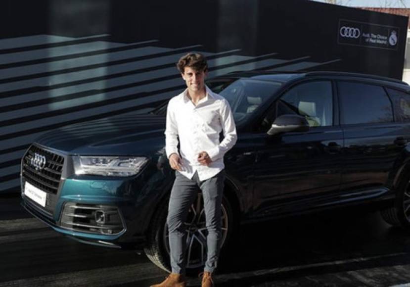 Álvaro Odriozola eligió el modelo Q7 50 TDI quattro tiptronic en color azul galaxia con un precio de 74110 euros.