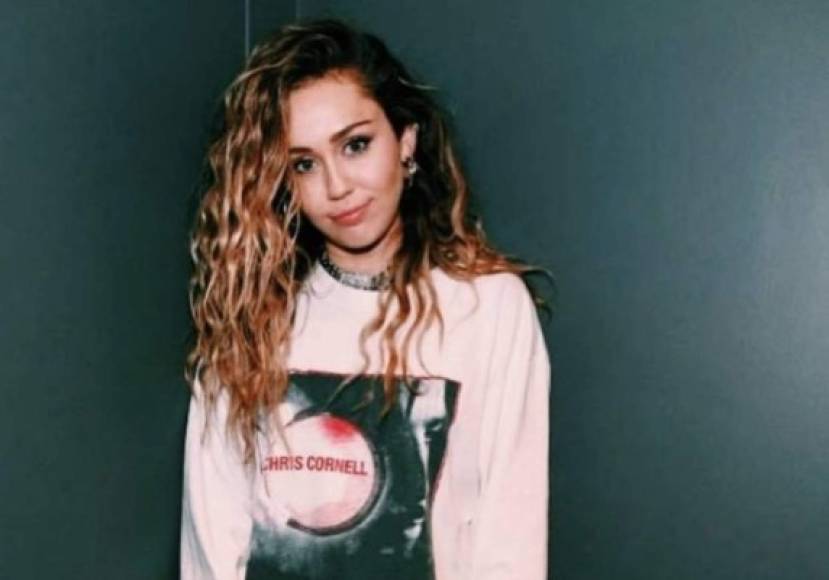 Miley Cyrus, la cantante ha sido reiteradamente asesinada por las redes sociales, cansada de esto ha usado varias veces sus redes sociales para aclarar: '¿Pero, estoy embarazada o muerta? Tienen que ser un poco más creativos'.