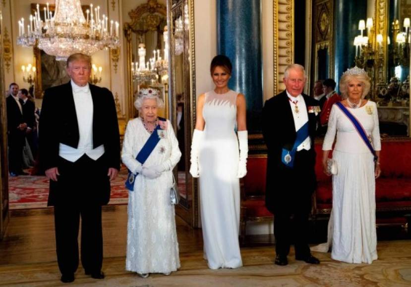 Trump y la primera dama estadounidense, Melania, posaron junto a la familia real británica en la primera visita de Estado que el presidente de EEUU realiza a Londres.
