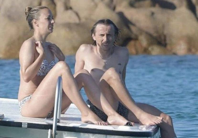 Modric junto a su esposa han sido captados en Italia y alimenta rumores de una posible salida al Inter.