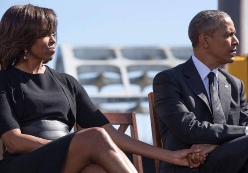 El lunes, cuando la primera dama Melania Trump rechazó tomar la mano de su esposo en el aeropuerto de Israel, Souza también acaparó titulares por publicar una imagen de Obama y Michelle 'holding hands' (tomados de la mano) en un evento público en Washington.