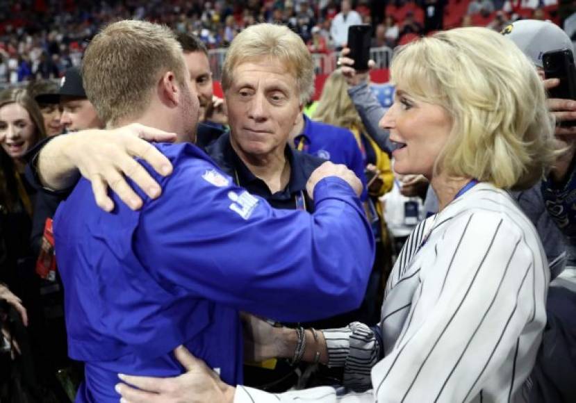 Los padres del entrenador de los Rams, Sean McVay, Tim y Cindy, se abrazan antes del partido.