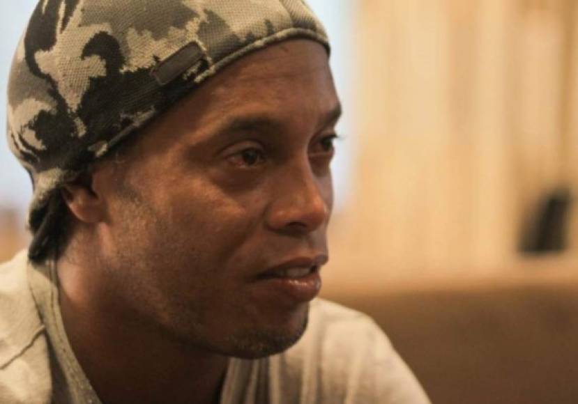 Ronaldinho Gáucho acumula casi dos semanas preso en Paraguay por falsificación de pasaporte para ingresar a suelo guaraní. Hoy se ha revelado el nuevo trabajo que encontró el exjugador en la prisión y las condiciones que le impusieron los reos para dejarlo jugar al fútbol.