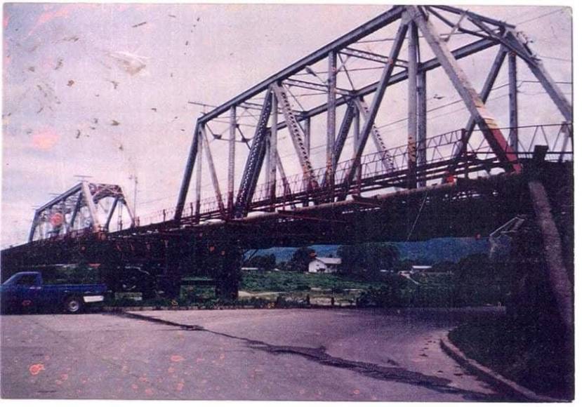 El viejo puente Cangrejal fue construido por la Estandar en la década de 1920 el cual tenía una linea ferrea para el paso del tren, doble vía para el tránsito de vehículos y un espacio para los peatones y bicicletas. La estructura se cayó en su totalidad tras el paso del huracán Mich a finales de octubre de 1998. 