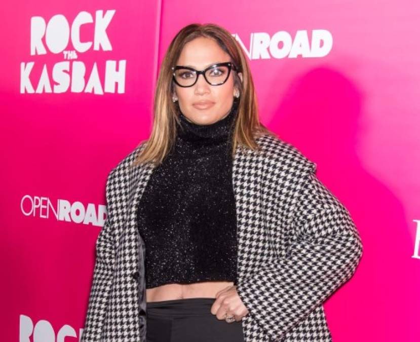 Jennifer López fue una de las estrellas invitadas al estreno de la película 'Rock the Kasbah' en Nueva York. La artista lució gafas de pasta negra muy originales que llamaron la atención de los presentes.