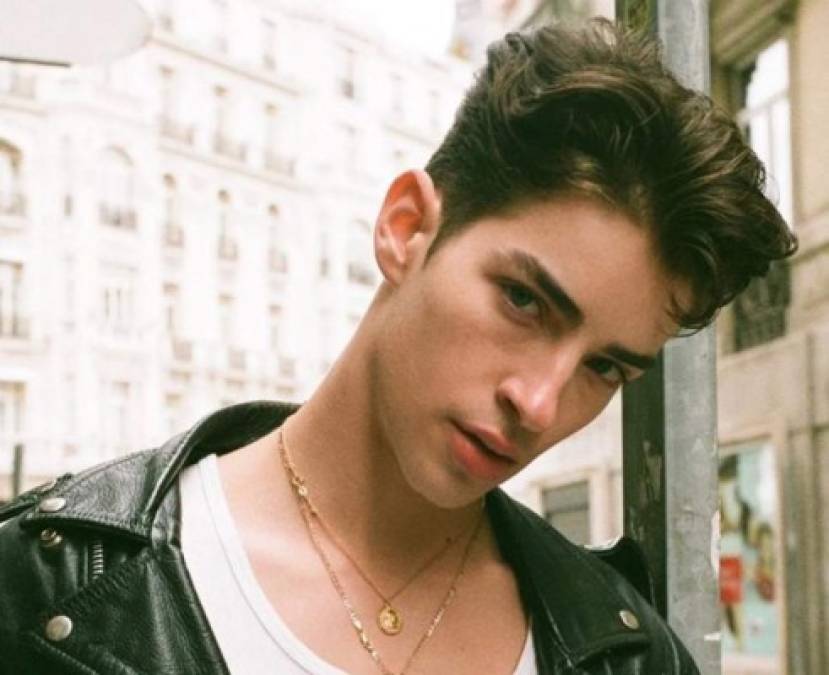 Manú Ríos es un influencer, modelo y actor español de 21 años. Además de sus dotes actorales, Ríos canta y toca la guitarra.