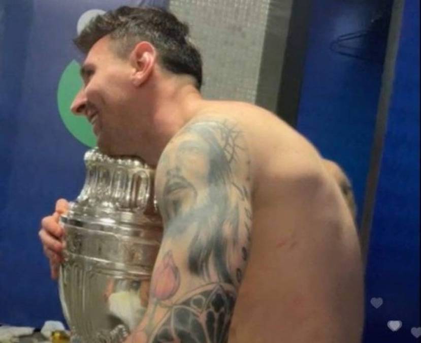 Lionel Messi no quería soltar la Copa y la felicidad era evidente en el vestuario.