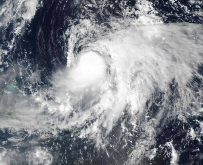 La tormenta tropical Nicole se convirtió hoy de nuevo en huracán al subir sus vientos máximos a 75 millas por hora (120 km/h), mientras se aproxima a las islas Bermudas, informó el Centro Nacional de Huracanes (NHC) de Estados Unidos.