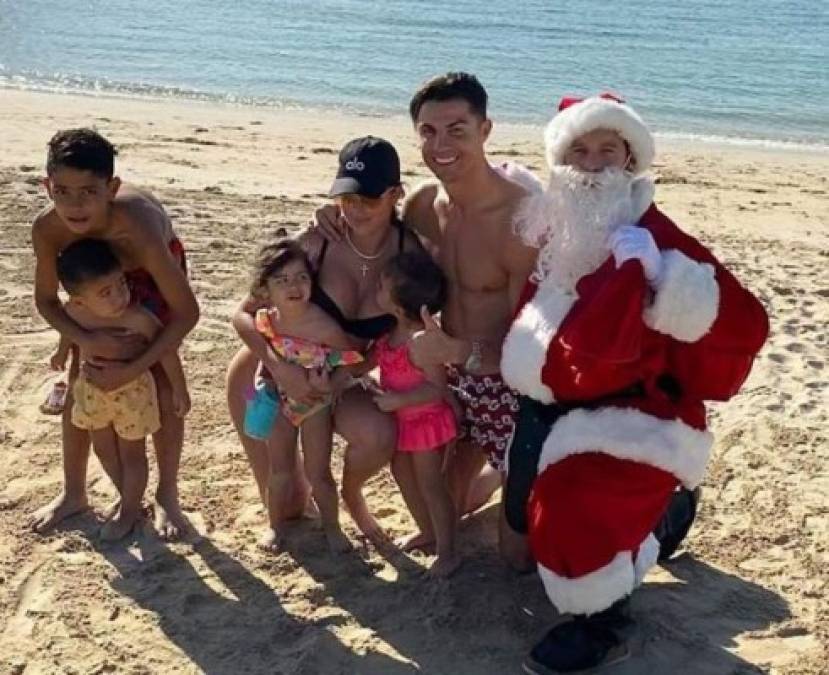 Cristiano Ronaldo y Georgina Rodríguez han aprovechado que el fútbol para por Navidad en Italia para disfrutar de unos días de vacaciones en Dubai. Presumieron de esta foto junto a un Papá Noel.