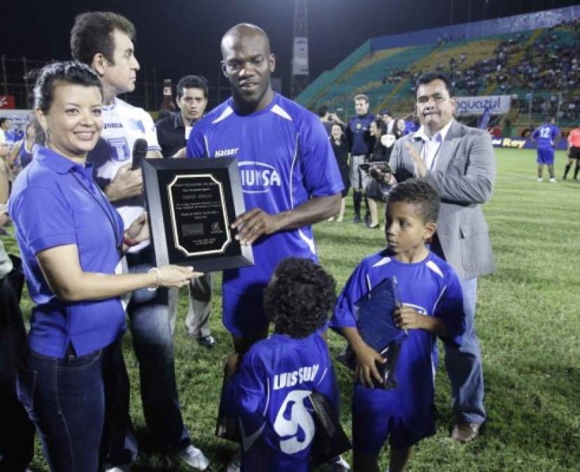 El 20 de junio del 2013 David Suazo se retiró oficialmente de las canchas en el estadio Morazán de San Pedro Sula. Fue despedido como los grandes.
