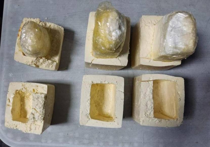 Seis paquetes de suspuesta cocaína fueron descubiertos este jueves en una encomienda de una caja con queso.