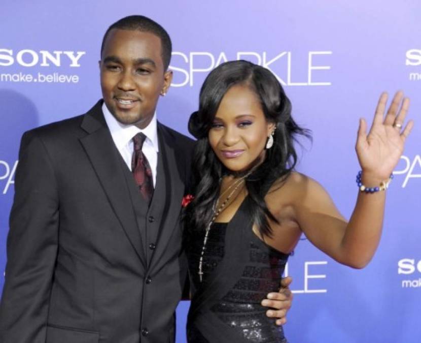 Whitney Houston acogió a Nick Gordon en su casa cuando éste tenía 12 años, aunque nunca le adoptó legalmente. Tras su muerte, se convirtió en el principal apoyo de Bobbi, lo que derivó en una relación entre ambos hermanastros.