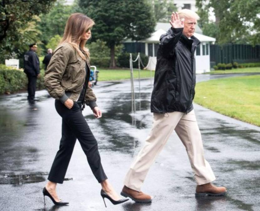 'Los tacones a prueba de agua' de Melania causaron indignación en redes sociales, donde los usuarios la compararon con una Barbie en misión de rescate.