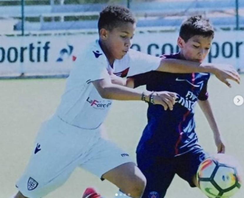 David Edoardo, hijo de Suazo, parece que heredó el talento de su padres, pues el mes pasado fue uno de los jugadores que destacó con el Cagliari como delantero en el torneo internacional Manlio Selis, adonde compitieron 42 clubes a nivel Sub-13. Por lo que 'La pantera' no dudó en compartirlo en redes sociales.