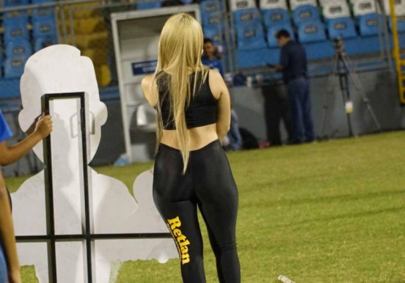 Astrid Avelar deleitó en el estadio Morazán.