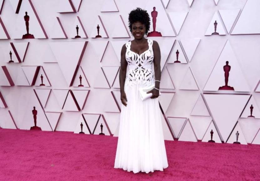 La afroamericana más nominada de la historia, Viola Davis, apostó por un Alexander McQueen blanco.