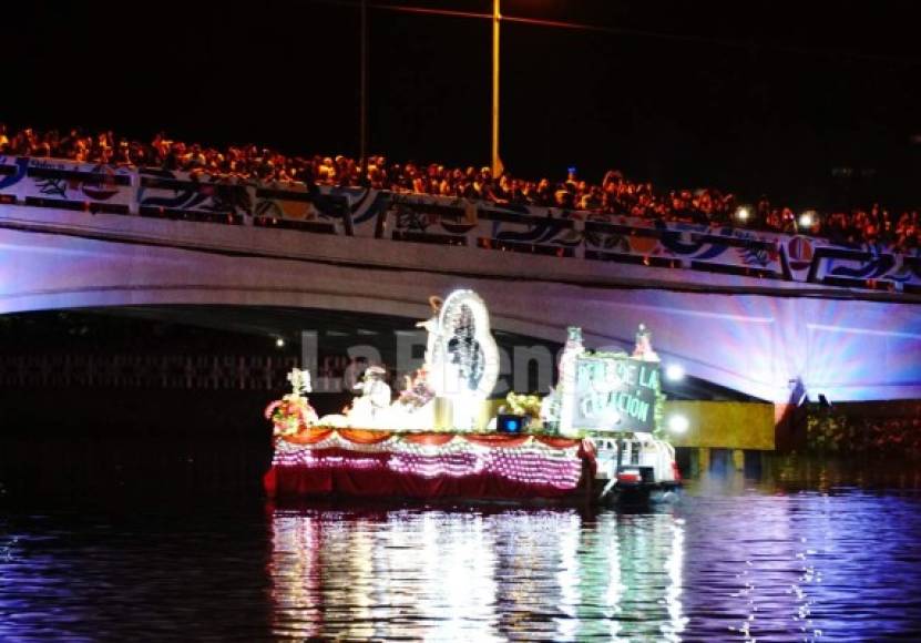 La góndola con la imagen de la Virgen abrió el espectacular desfile acuático.