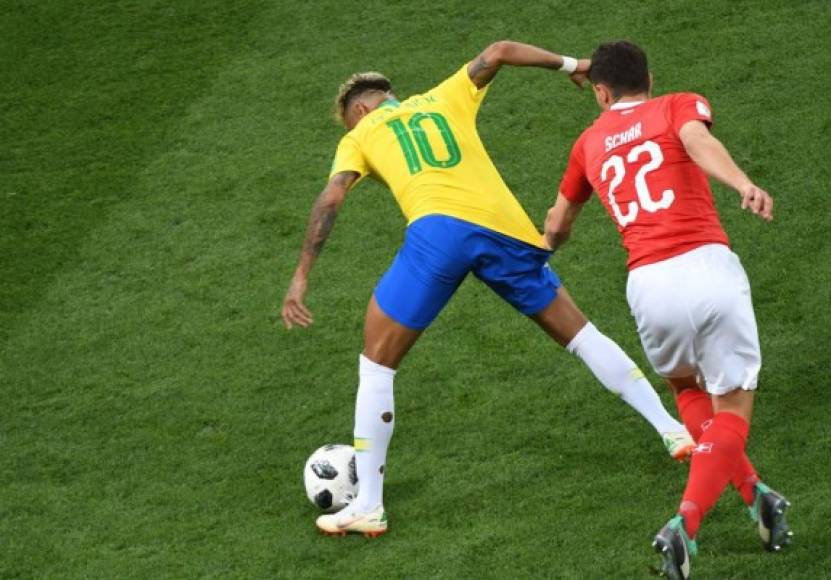 Switzerland's defender Fabian Schaer (R) pulls the jersey of Brazil's forward Neymar (L) during the Russia 2018 World Cup Group E football match between Brazil and Switzerland at the Rostov Arena in Rostov-On-Don on June 17, 2018. / AFP PHOTO / KHALED DESOUKI / RESTRICTED TO EDITORIAL USE - NO MOBILE PUSH ALERTS/DOWNLOADS