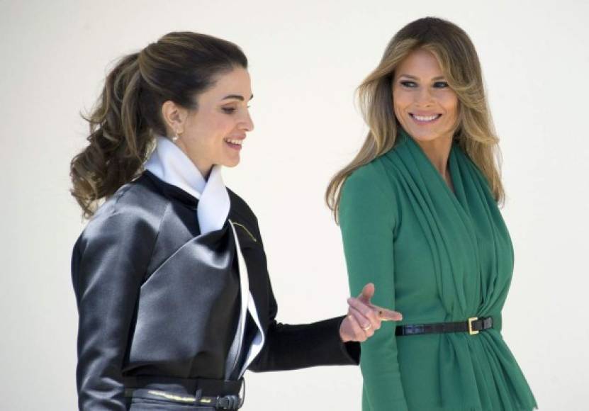 Para recibir a los reyes de Jordania, Melania apostó por un color verde esmeralda para ganar el duelo de estilo a la reina Rania.