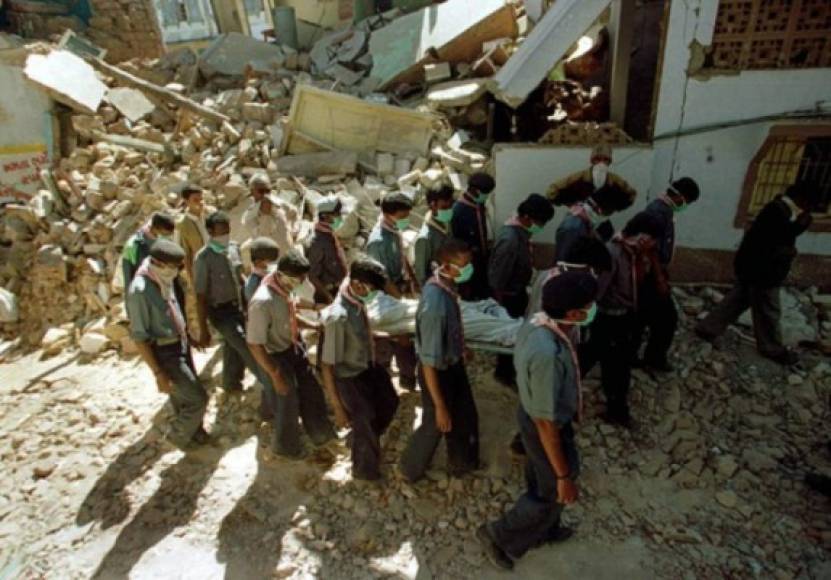 Terremoto de Guyarat<br/><br/>El 26 de enero de 2001 se registró un terremoto de 2.2 grados Mw en la localidad de Chobari (Guyarat, India). El seismo tuvo una intensidad máxima de X (Intensa) en la escala de Mercalli. Produjo alrededor de veinte mil fallecidos.