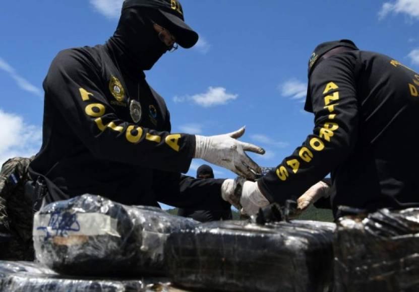 Members of the Anti-Narcotic Office prepare to burn 200 kg of cocaine seized last April from a light aircraft with a fake Panamanian registration number, in Tegucigalpa on July 6, 2017. <br/>The aircraft had crashed in the remote province of Gracias a Dios, caught fire and two crew members were burnt to death. / AFP PHOTO / Orlando SIERRA