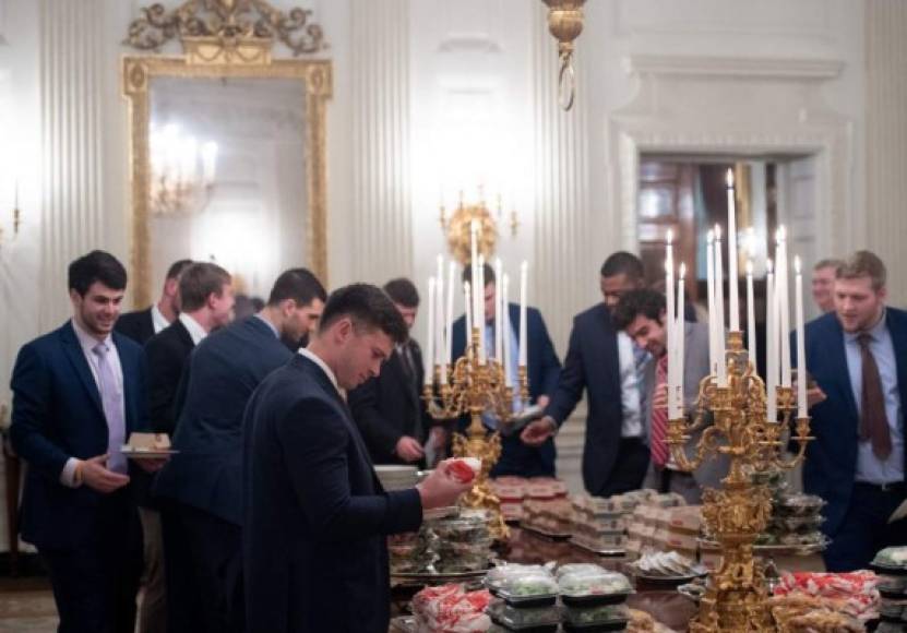 'Estupenda visita del campeón nacional Clemson Tigers anoche en la Casa Blanca. Debido al cierre del Gobierno, les serví grandes cantidades de comida rápida (que pagué yo), más de 1.000 ‘hamberders’', indicó el magnate en un tuit esta mañana.