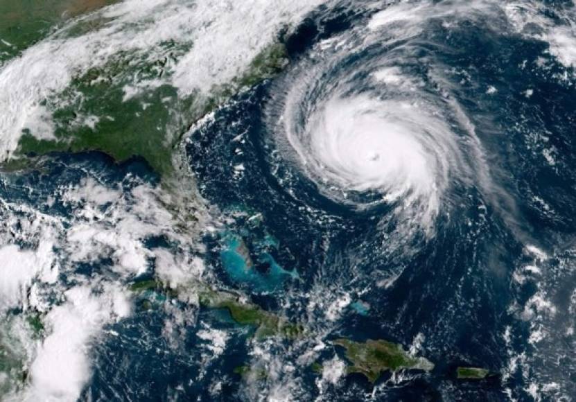 Florence, huracán categoría 4 en la escala de 5 de Saffir Simpson, registra vientos sostenidos de 215 km/h mientras avanza hacia EEUU, indicó el Centro Nacional de Huracanes (NHC).