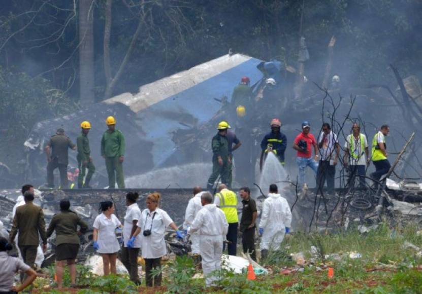 Personal de las fuerzas de socorro de Cuba buscaban entre los escombros.<br/><br/> / AFP PHOTO / Adalberto ROQUE