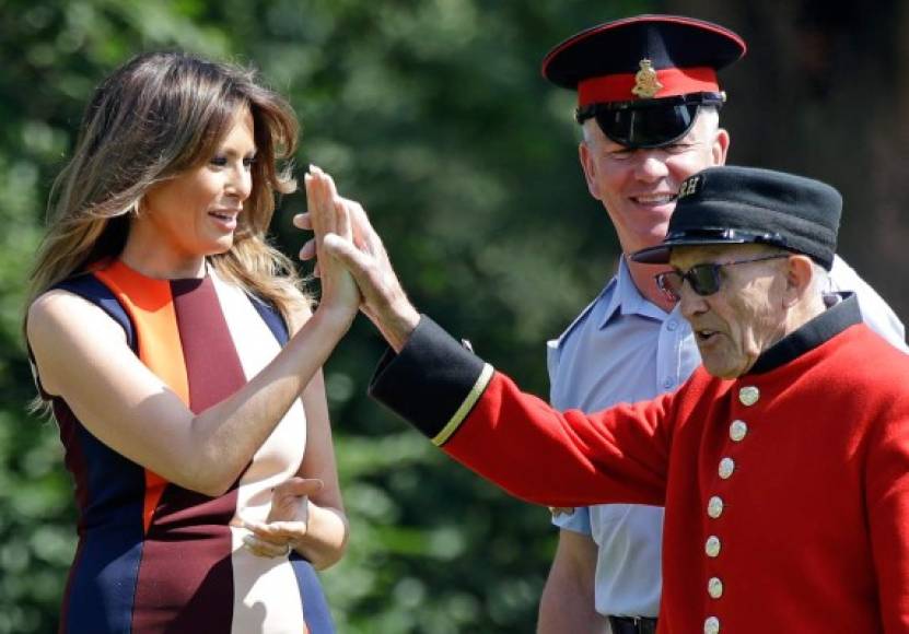 La esposa de Trump conoció a algunos de los pensionistas y jugó bolos con ellos, mientras en las calles de Londres miles de personas se congregaron para protestar por la visita del presidente de EEUU.