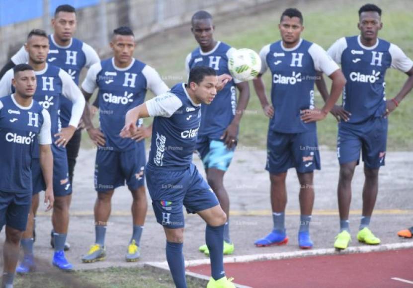 El lateral Emilio Izaguirre fue uno de los nuevos rostros de la selección hondureña en el entrenamiento de este martes. El zurdo se bajó del avión y se fue directo a entrenar.