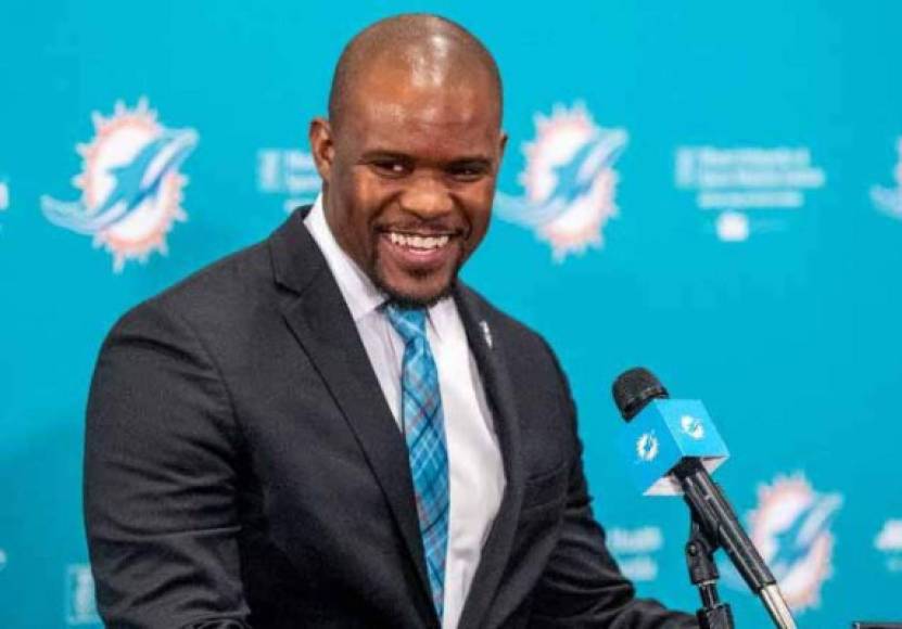 ¡Histórico! Los Miami Dolphins de la NFL presentaron al hondureño Brian Flores como entrenador en jefes del equipo. Mira las imágenes más curiosas de la presentación del catracho. Fotos AFP y @MiamiDolphins.